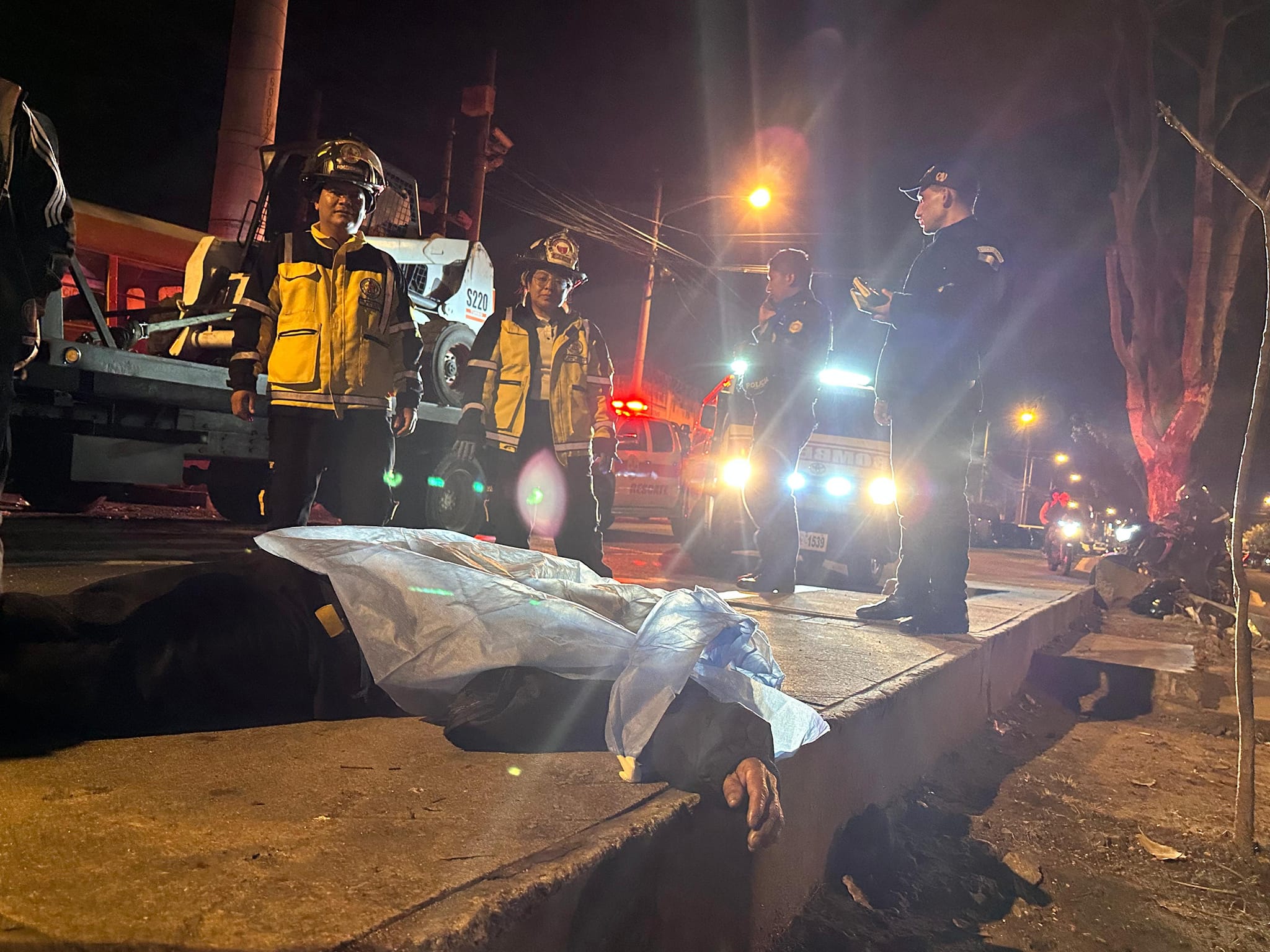 Un hombre fue atropellado por un vehículo que continuó su marcha en la 33 avenida y 38 calle zona 7