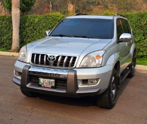 VENDO CAMIONETA TOYOTA PRADO 2007 bLINDAJE NIVEL 3, LUCES LED, ALARMA, RADIO ANDOID, LLANTAS NUEVAS, 104 KILÓMETROS, 4.0 SEIS CILINDROS, Q160,000 INTERESADOS LLAMAR A ESTE NUMERO  55111700