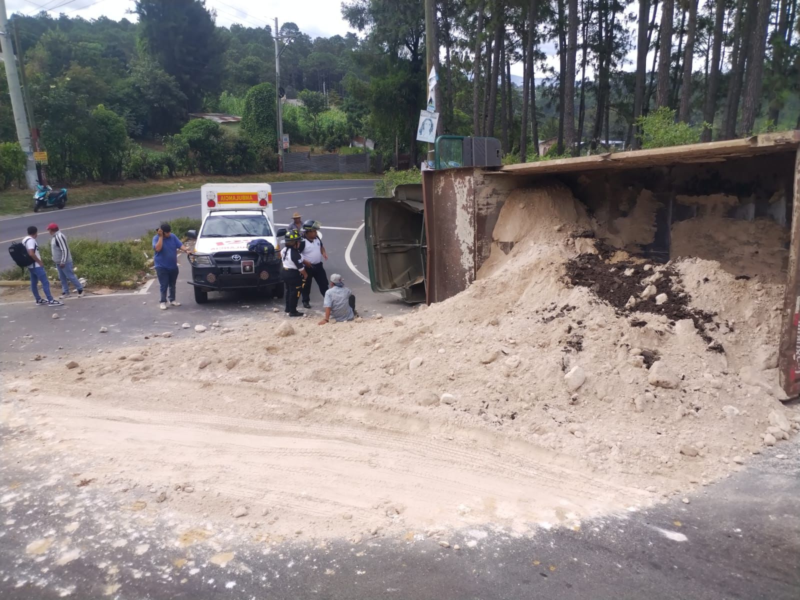 Camión  volcó en Chimaltenango