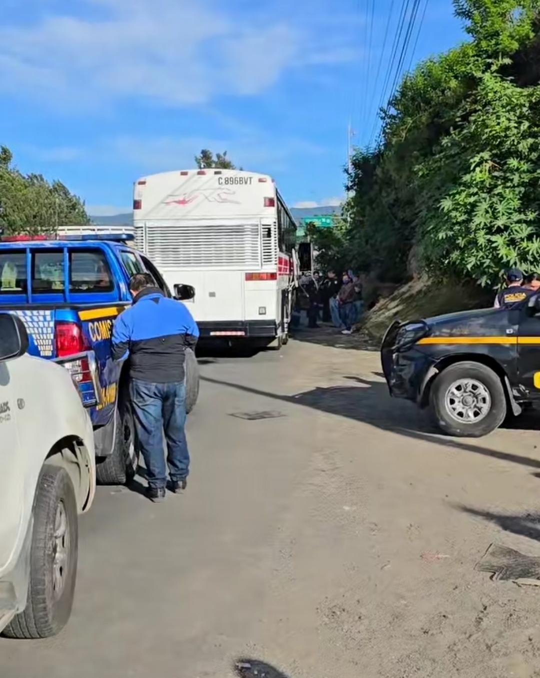 CAPTURAN A CUATRO AGENTES DE LA PNC POR EXTOCIONAR A UN BUS CON MIGRANTES EN GUATEMALA.