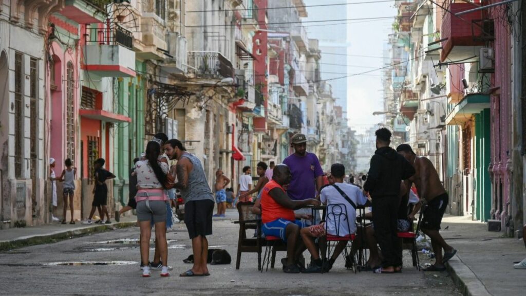 De apagón en apagón, los cubanos no ven la luz al final del túnel