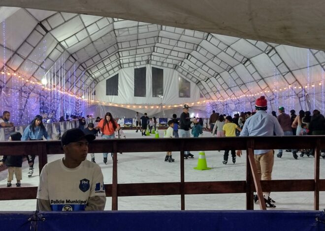 Familias completas disfrutan patinar en la pista de hielo en Villa Nueva