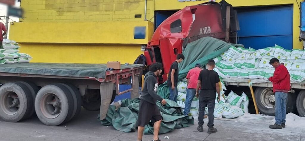 Vehículo pesado protagoniza aparatoso accidente en ruta al Atlántico