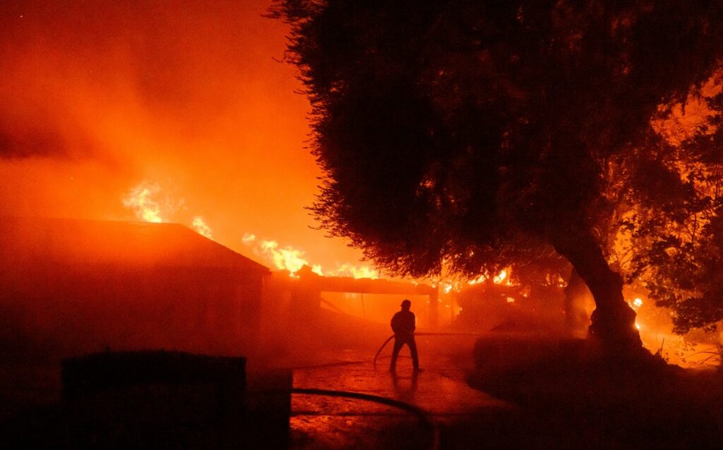 Las impactantes imágenes de los incendios sin control en California