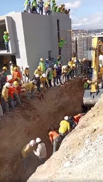 Reportan que varios trabajadores quedan soterrados en una obra en construcción