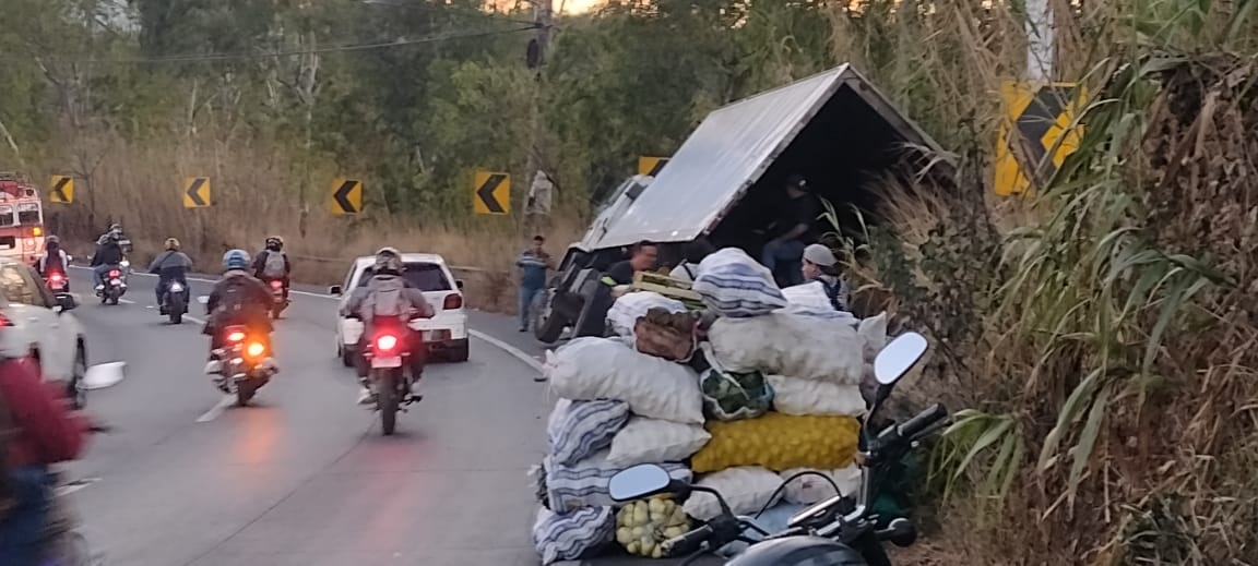 Camión cargado de pepinos se queda sin frenos